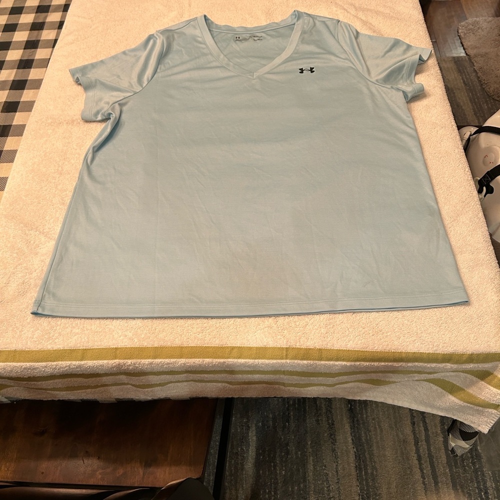 Ladies Under Armour Sky Blue Loose Fit V-Neck Heatgear Tee Size 1X